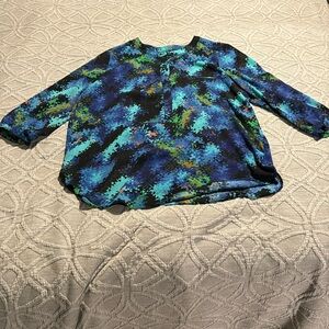 Multicolored blouse with three-quarter length sleeves.